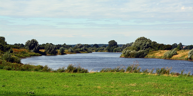 Für eine saubere Weser: Kunstaktion der Holzmindener und Höxteraner Grüne am Freitag 