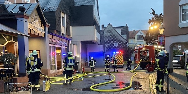 Höxter: Feuer in einem Hotelbetrieb - Alarmstufenerhöhung auf „Menschenleben in Gefahr“