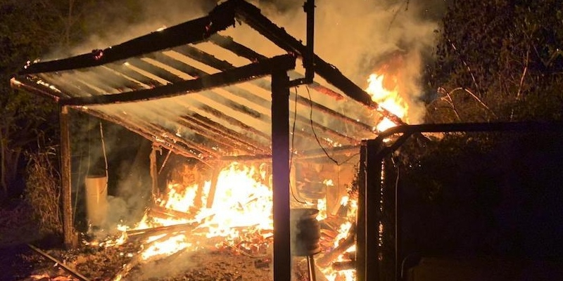 Feuerschein am Godelheimer See: Feuerwehr nächtens im Einsatz