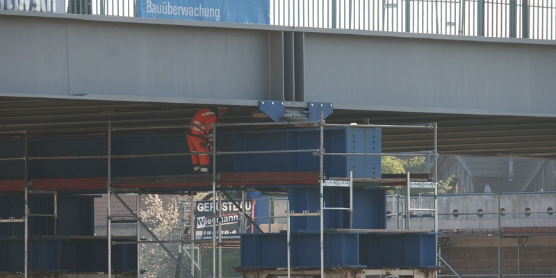 Zwei Meter pro Stunde: Weserbrücke Beverungen-Lauenförde wird verschoben