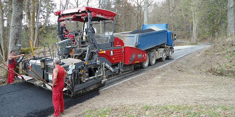 Forstämter Neuhaus und Dassel bauen belastete Schwarzdecke zurück