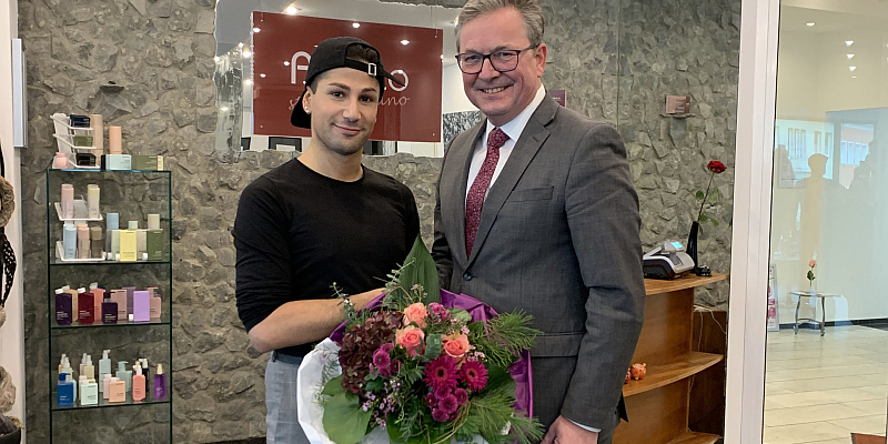 Paderborns Bürgermeister gratuliert Friseur Savvas zum Sieg bei der PRO-7-Serie 