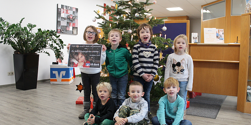 174 Kinder basteln den Weihnachtsschmuck für die VR-Bank-Weihnachtsbäume