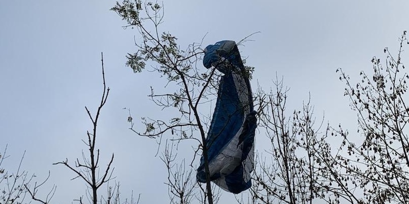 Gleitschirmflieger abgestürzt und in Baumkrone bei Godelheim hängen geblieben